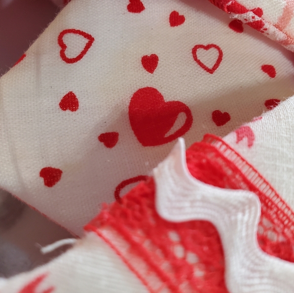 Valentine's Day Wreath & Home is Where the Heart Is figure - Picture 10 of 16